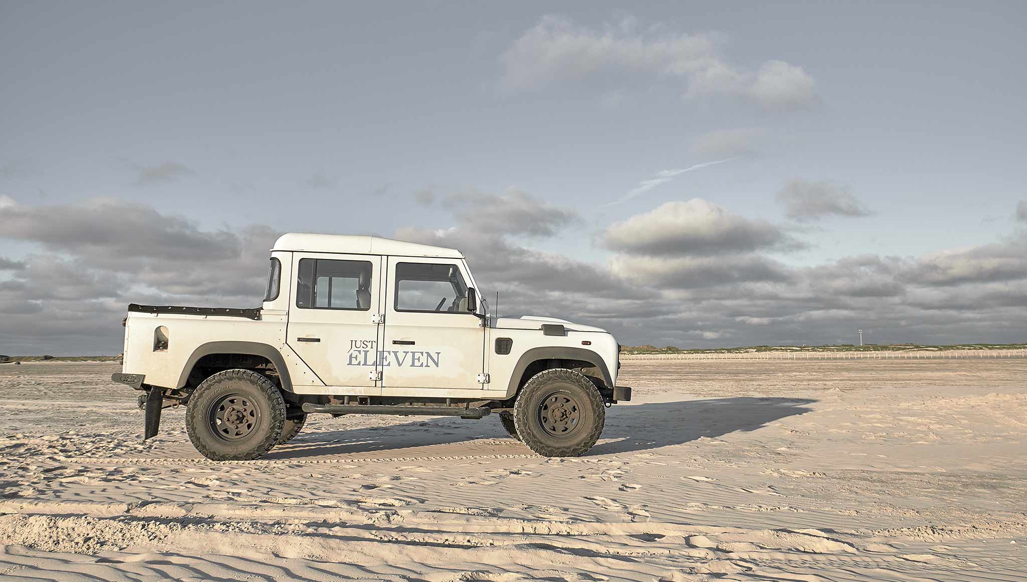Mit dem Jeep auf St. Peter Ording breitem Strand